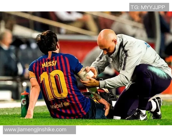 足球场上突发意外球星受伤瞬间紧急救援全程视频曝光