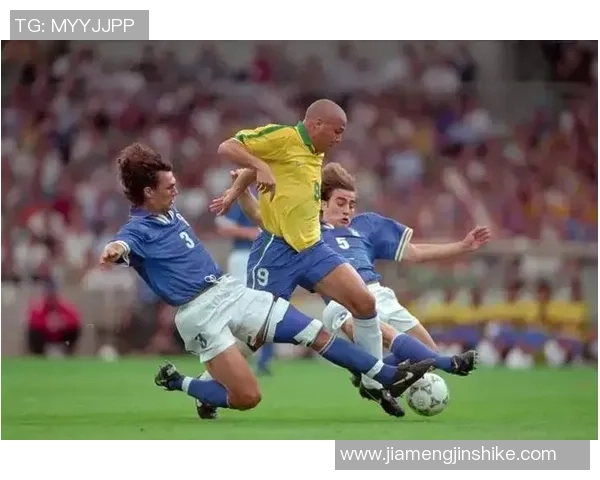 足球巨星凝视自我球星卡时的独特情感与荣耀瞬间