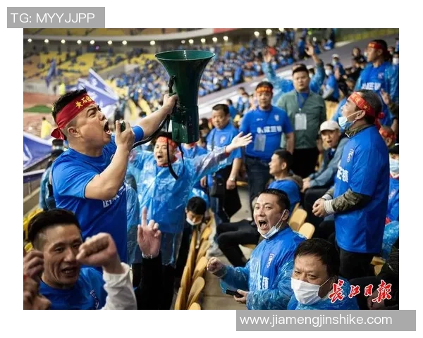 足球巨星荣耀登场点燃赛场激情引爆无数球迷热烈欢呼